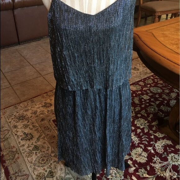 EVERLY FOIL Ruffle Shimmer Dress! - Picture 8 of 8